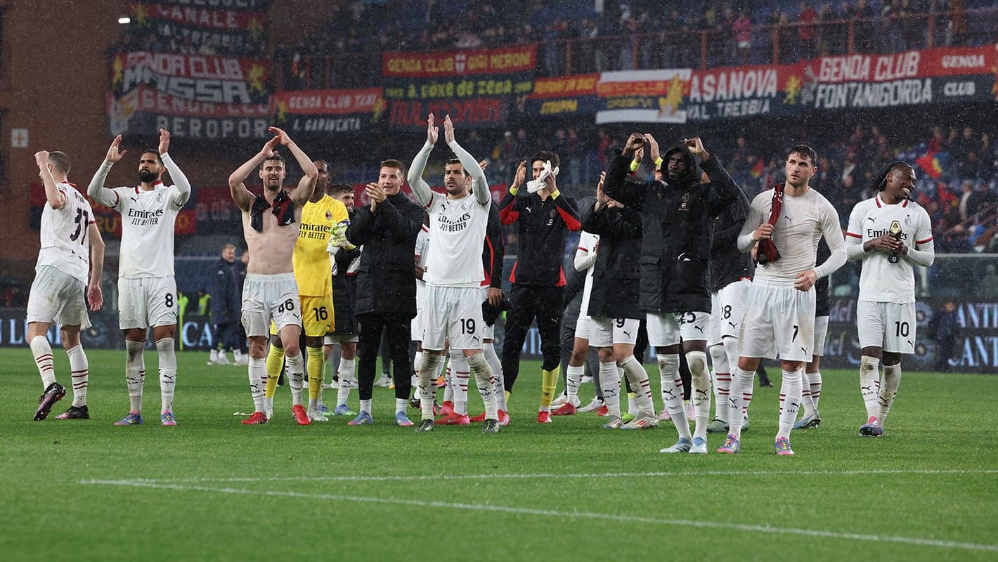 Jugadores de AC Milan celebrando con la afición Jugadores de AC Milan celebrando con la afición