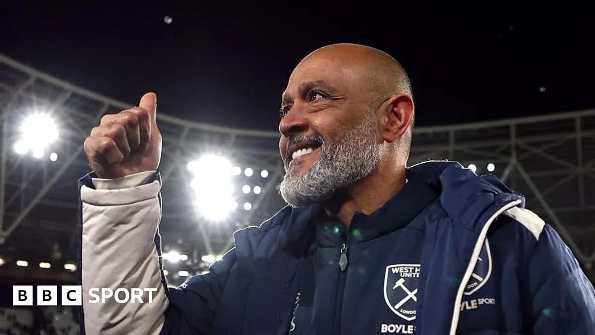 Entrenador de West Ham celebrando con el pulgar hacia arriba Entrenador de West Ham celebrando con el pulgar hacia arriba