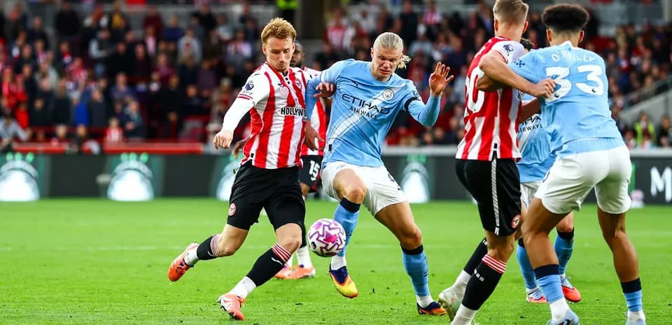 Jugadores compitiendo por el balón en partido Jugadores compitiendo por el balón en partido