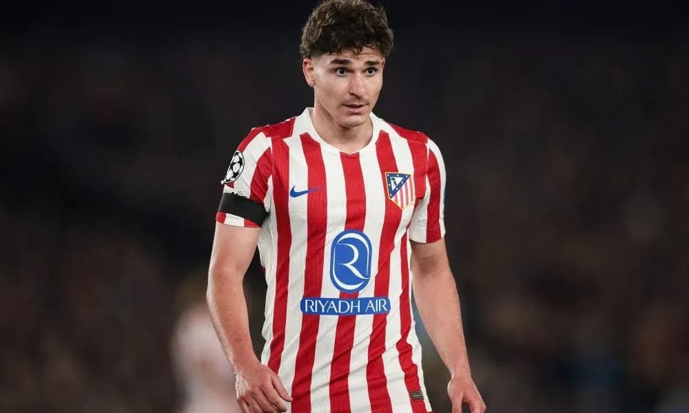 Jugador de Atlético de Madrid en el campo Jugador de Atlético de Madrid en el campo