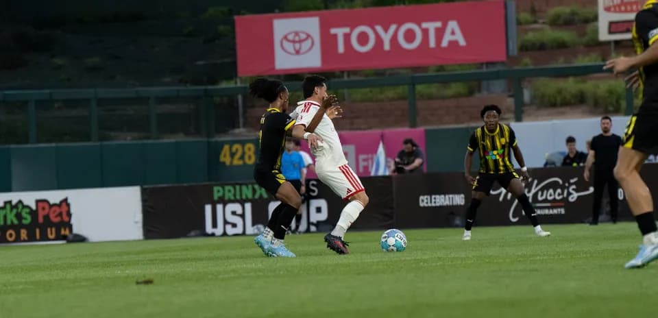 Jugador de Phoenix Rising en acción contra Louisville City Jugador de Phoenix Rising en acción contra Louisville City