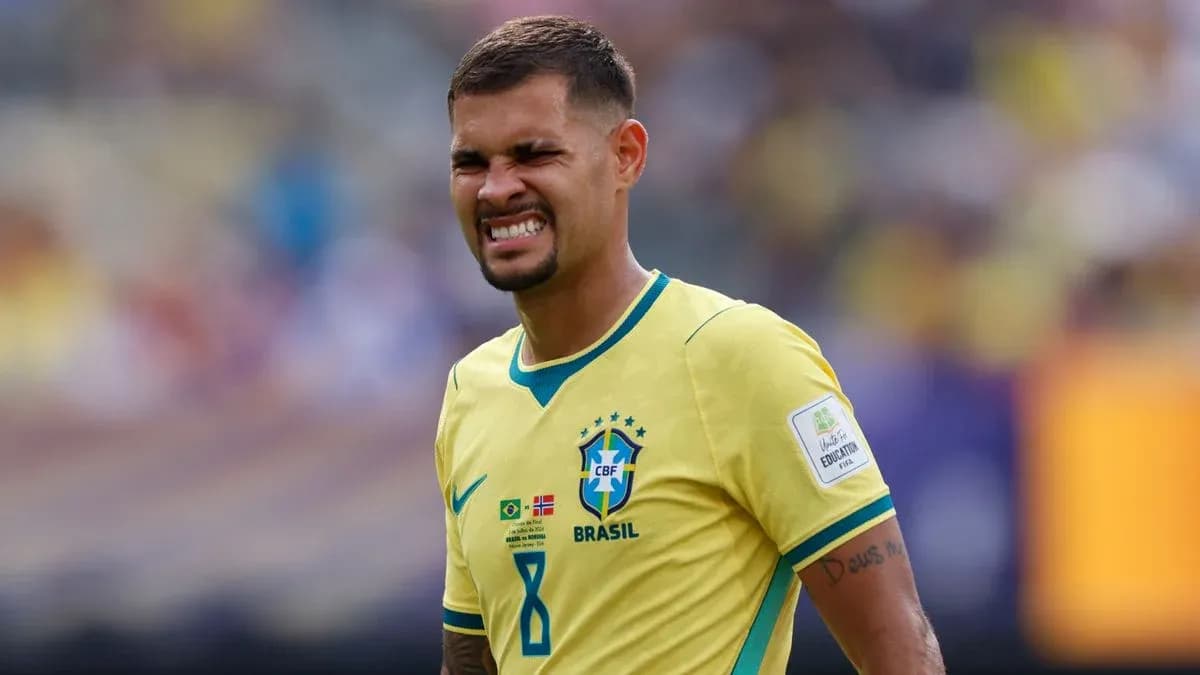 Jugador de Brasil en camiseta amarilla durante el partido Jugador de Brasil en camiseta amarilla durante el partido