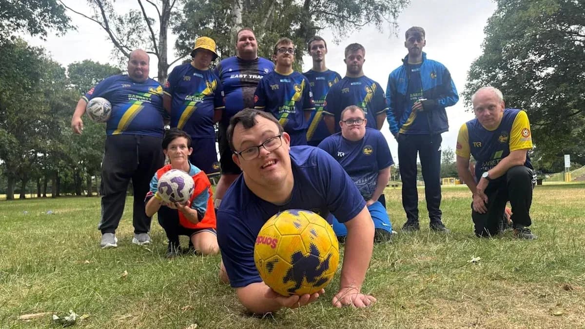 Grupo de jugadores de fútbol en el parque Grupo de jugadores de fútbol en el parque