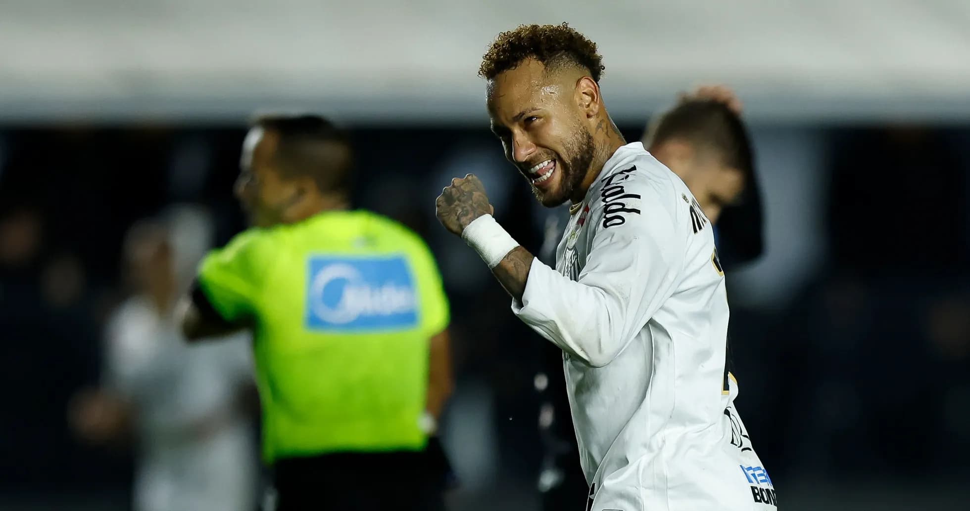 Neymar celebrando después de anotar un gol Neymar celebrando después de anotar un gol