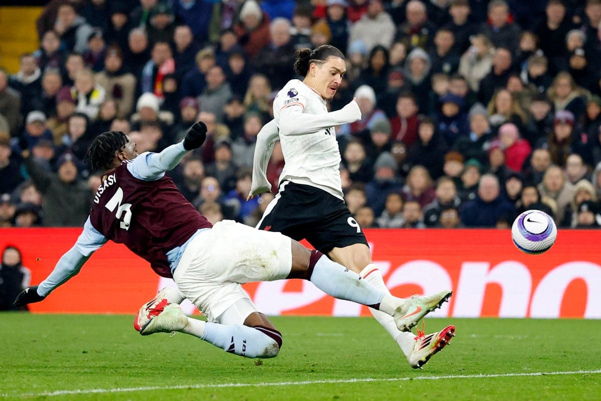 Jugador de Liverpool esquivando a defensor de Aston Villa Jugador de Liverpool esquivando a defensor de Aston Villa