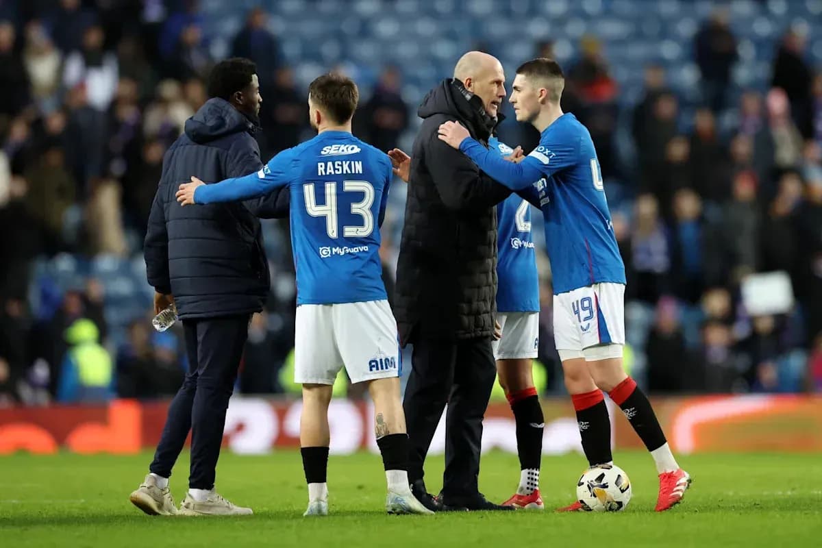 Jugadores de Rangers hablando con el entrenador tras el partido Jugadores de Rangers hablando con el entrenador tras el partido