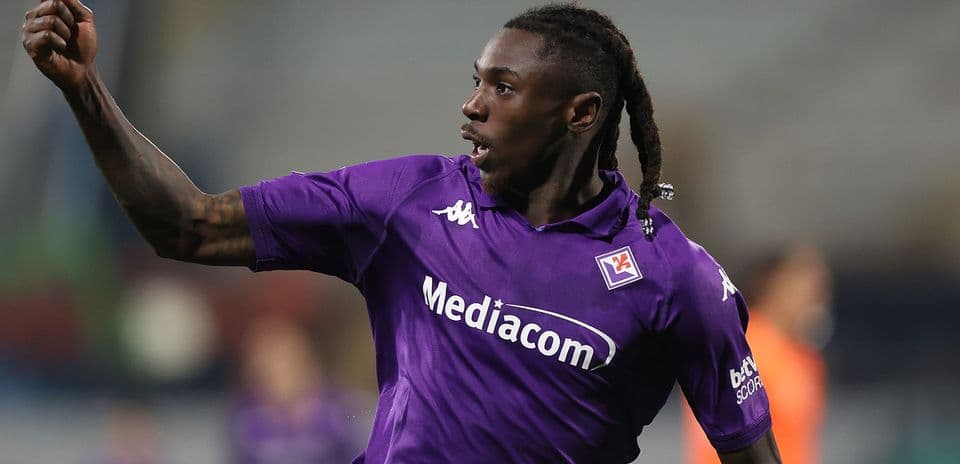 Jugador de Fiorentina celebrando un gol Jugador de Fiorentina celebrando un gol