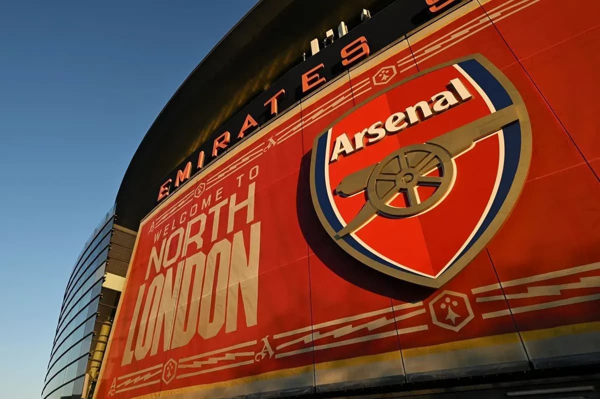 Fachada del Emirates Stadium con logo del Arsenal Fachada del Emirates Stadium con logo del Arsenal