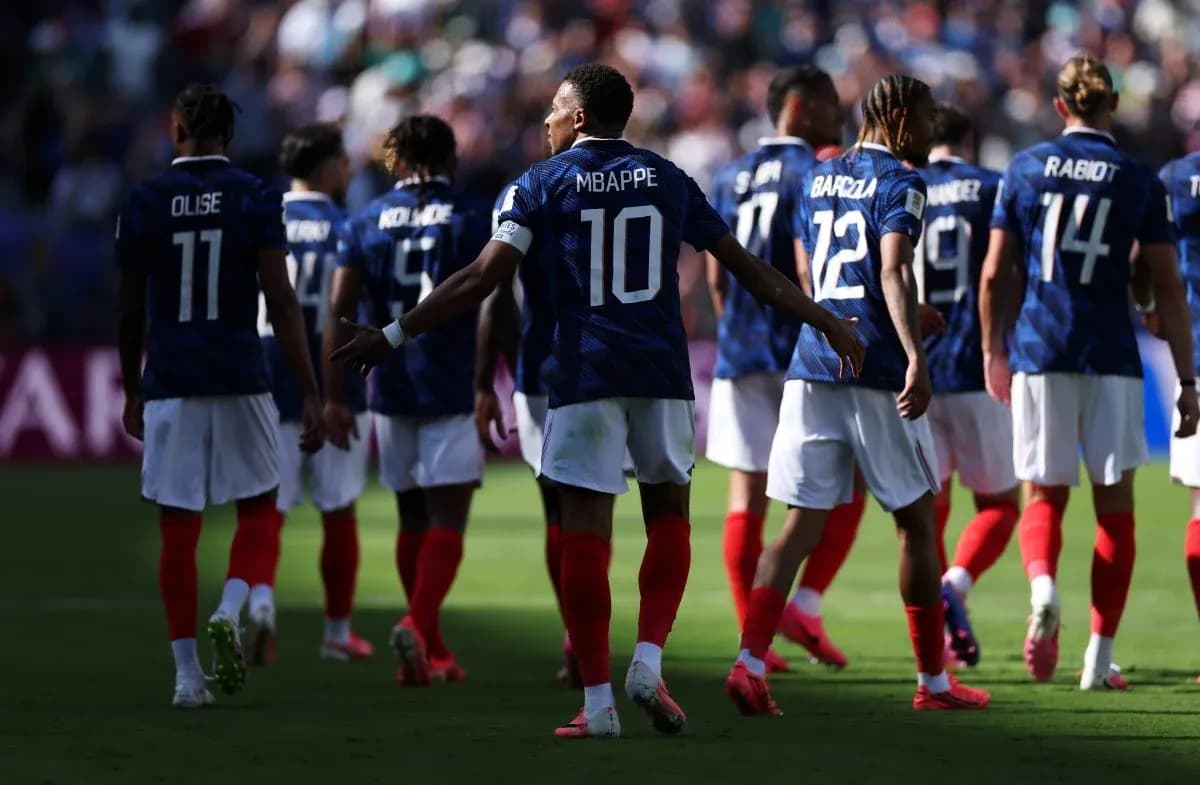 Jugadores de Francia en el campo durante un partido Jugadores de Francia en el campo durante un partido