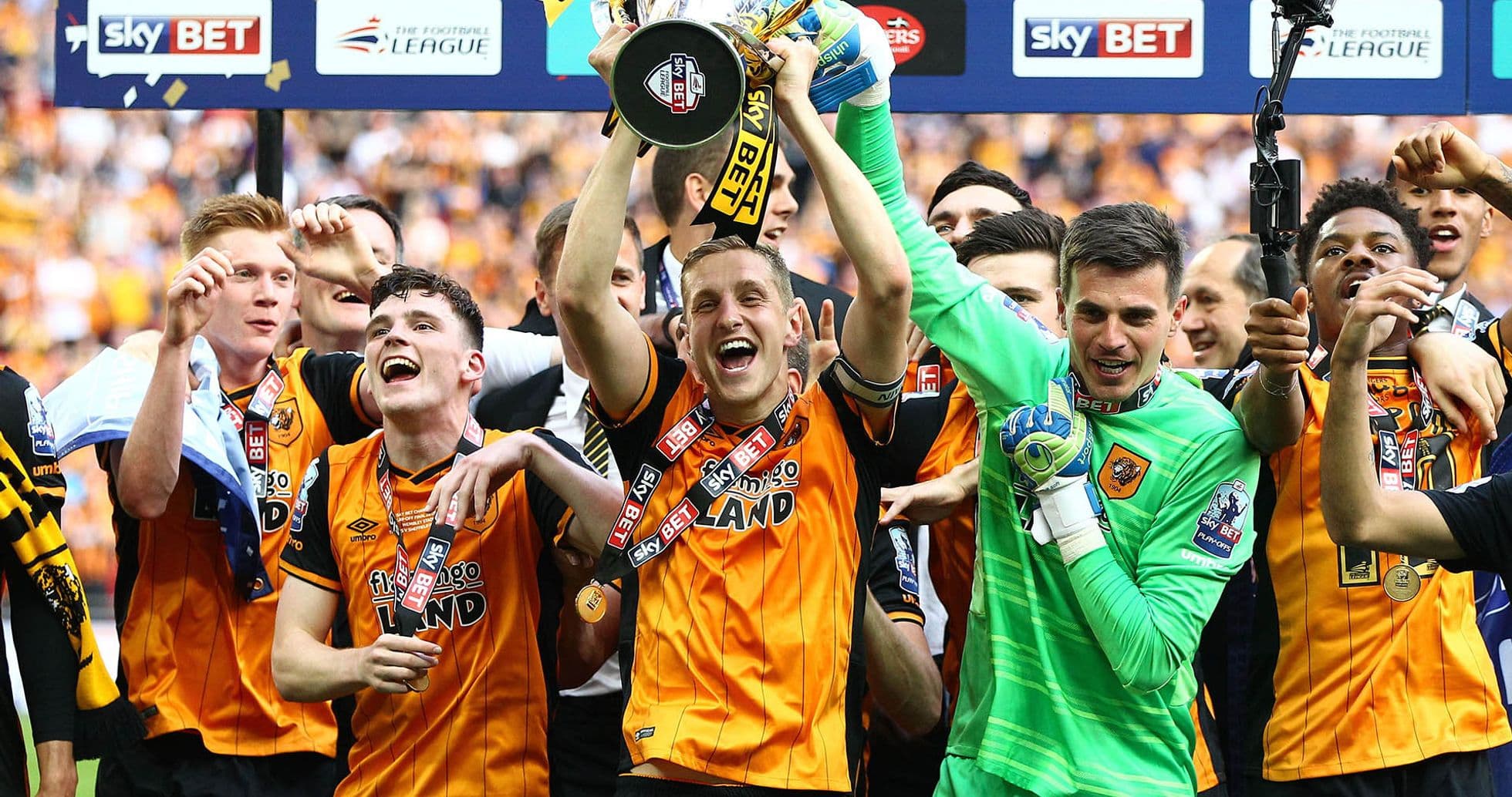 Jugadores de Hull City celebrando con trofeo Jugadores de Hull City celebrando con trofeo