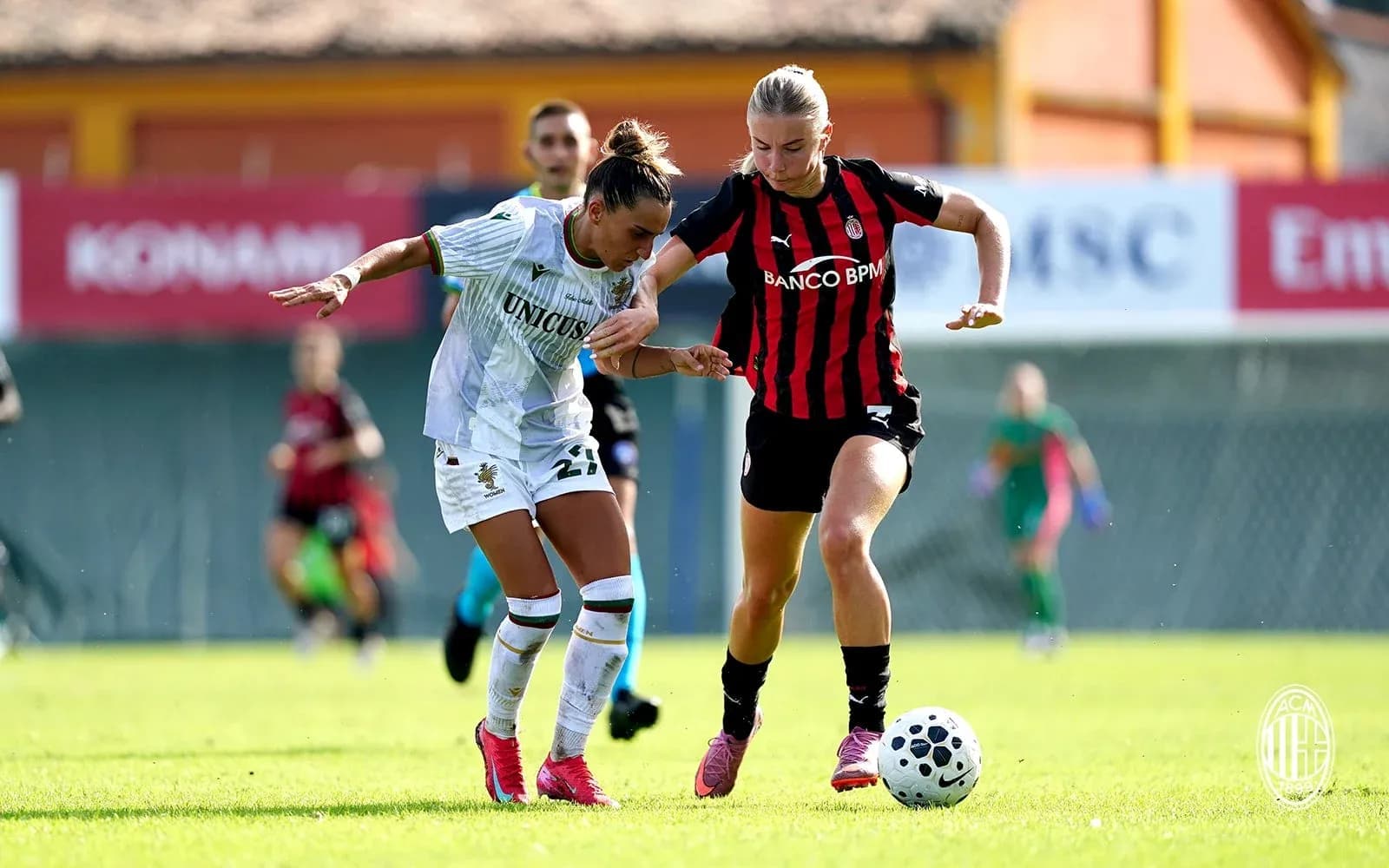 Jugadora de Ternana y AC Milan disputando el balón Jugadora de Ternana y AC Milan disputando el balón