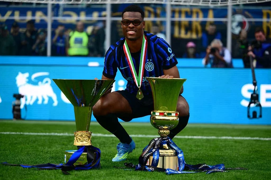 Jugador de Inter de Milán con trofeos en el campo Jugador de Inter de Milán con trofeos en el campo
