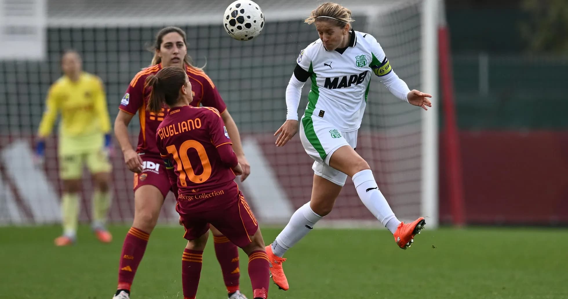 Jugadora de Sassuolo W saltando para cabecear Jugadora de Sassuolo W saltando para cabecear