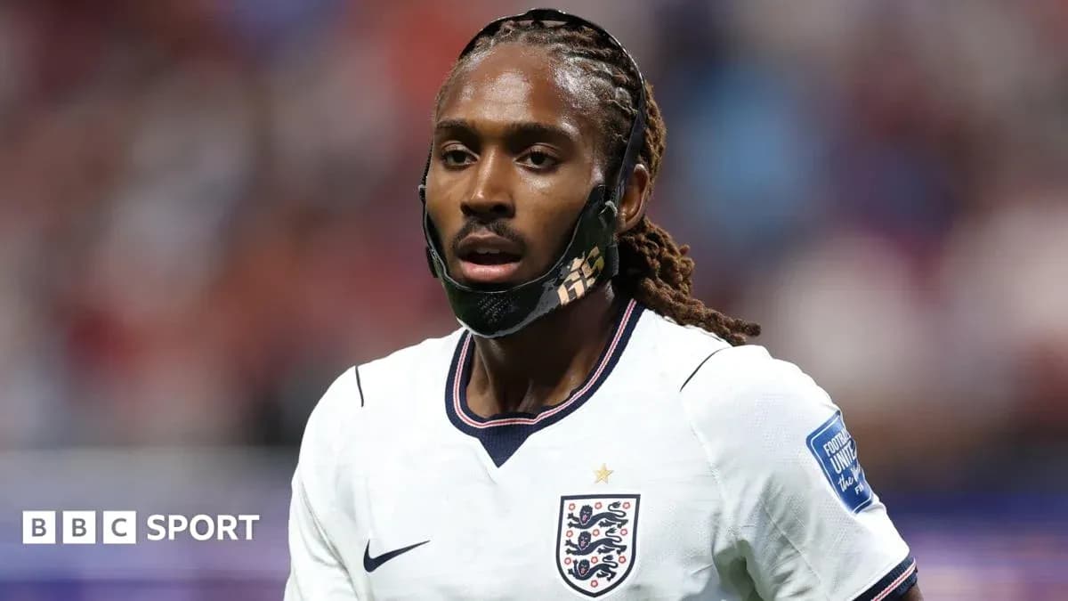 Jugador de Inglaterra con mascarilla en el campo Jugador de Inglaterra con mascarilla en el campo