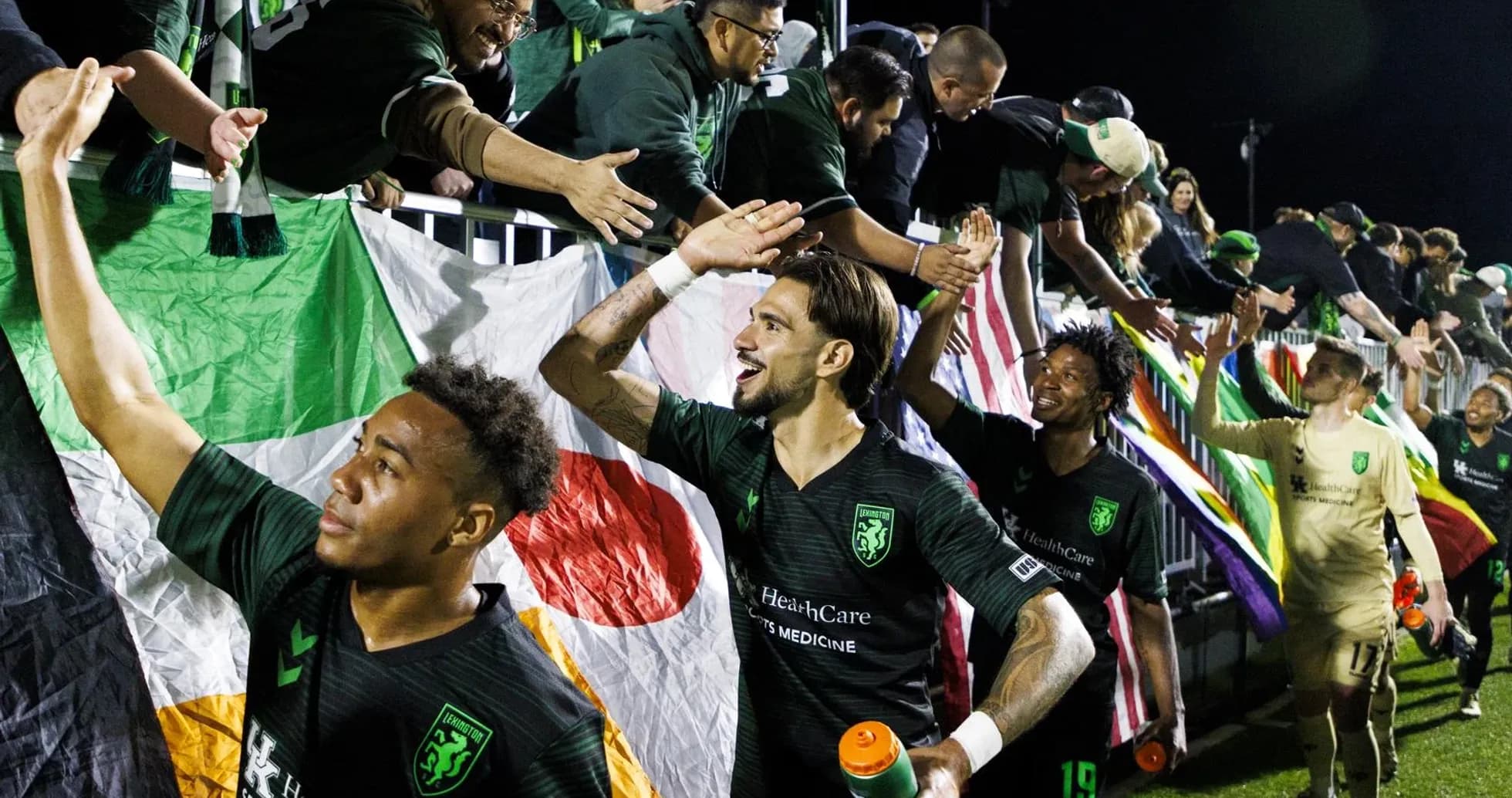 Jugadores saludando a la afición tras el partido Jugadores saludando a la afición tras el partido