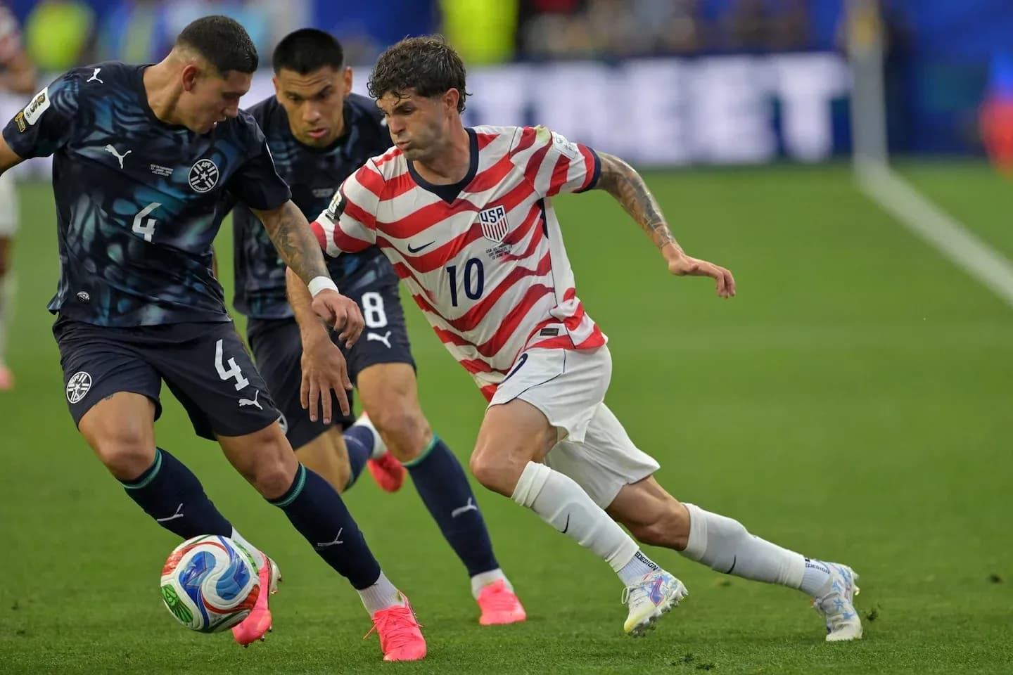 Jugador de Estados Unidos driblando a defensores paraguayos Jugador de Estados Unidos driblando a defensores paraguayos