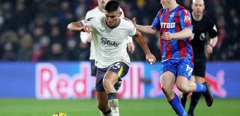 Un jugador de Crystal Palace persigue a un rival Un jugador de Crystal Palace persigue a un rival