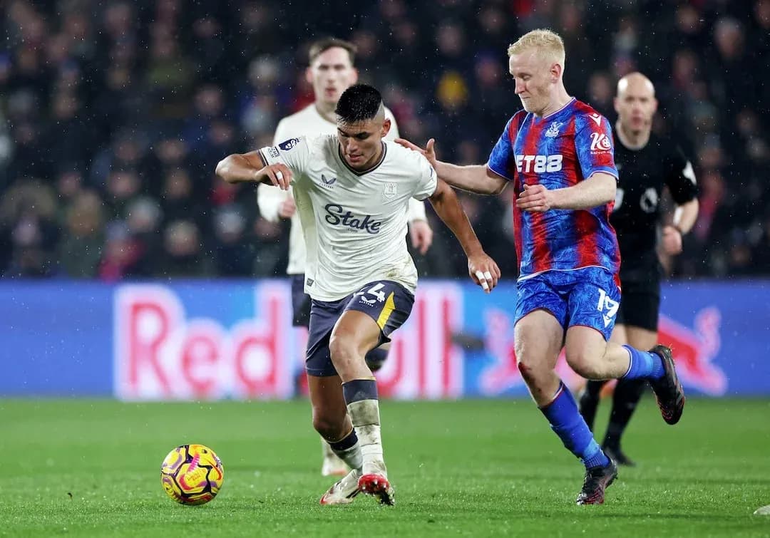 Un jugador de Crystal Palace persigue a un rival Un jugador de Crystal Palace persigue a un rival
