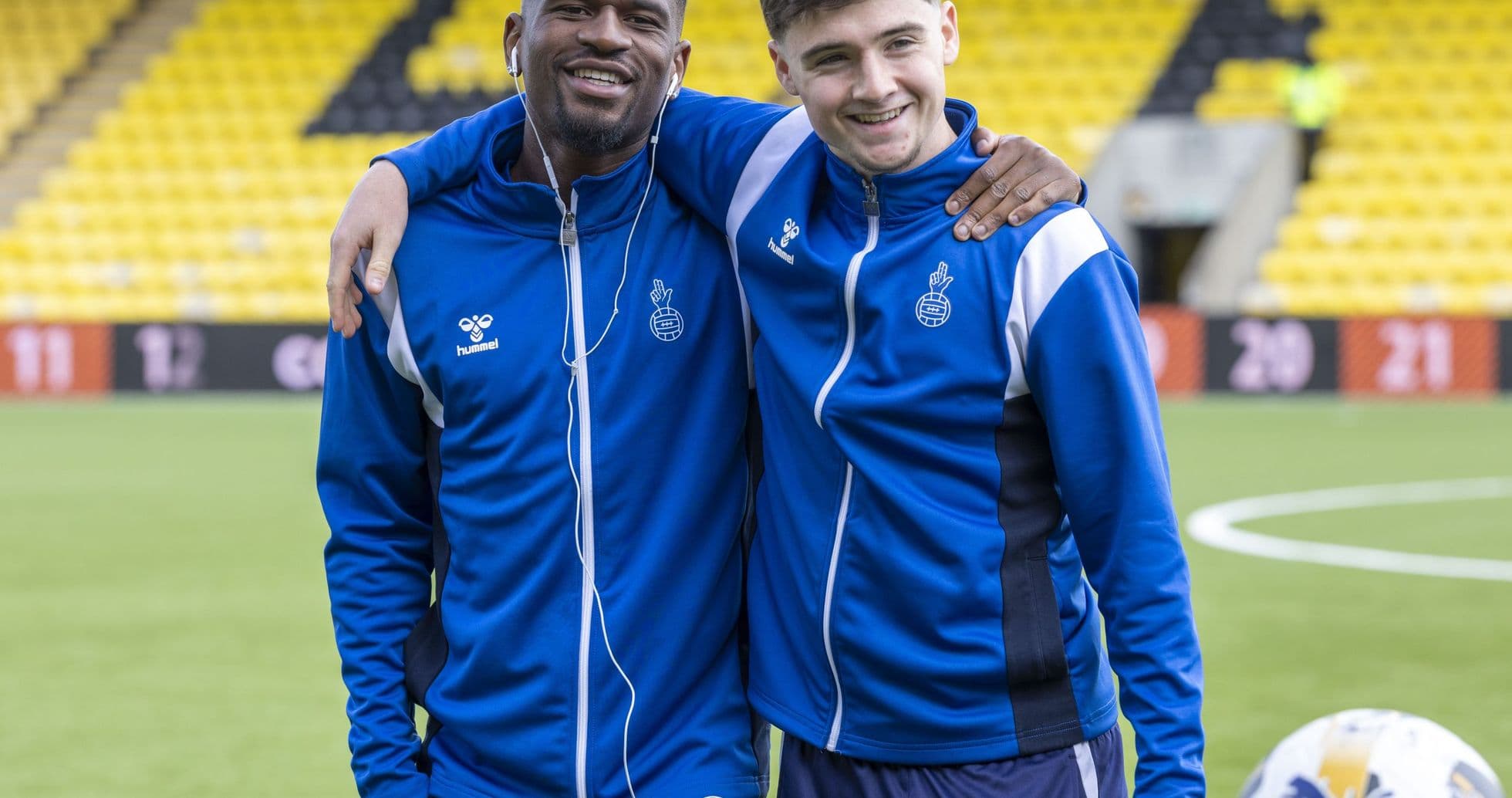 Dos jugadores posando en el campo de entrenamiento Dos jugadores posando en el campo de entrenamiento