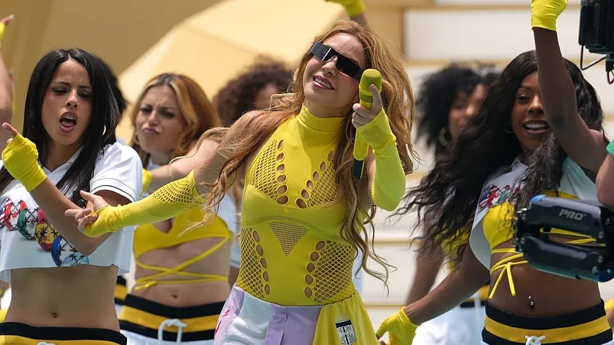 Artista actuando con bailarinas en vestuario colorido Artista actuando con bailarinas en vestuario colorido