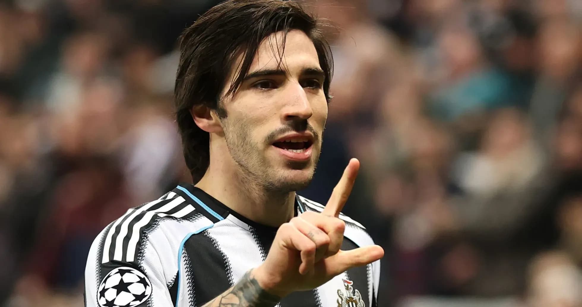Jugador de Newcastle señalando durante un partido Jugador de Newcastle señalando durante un partido