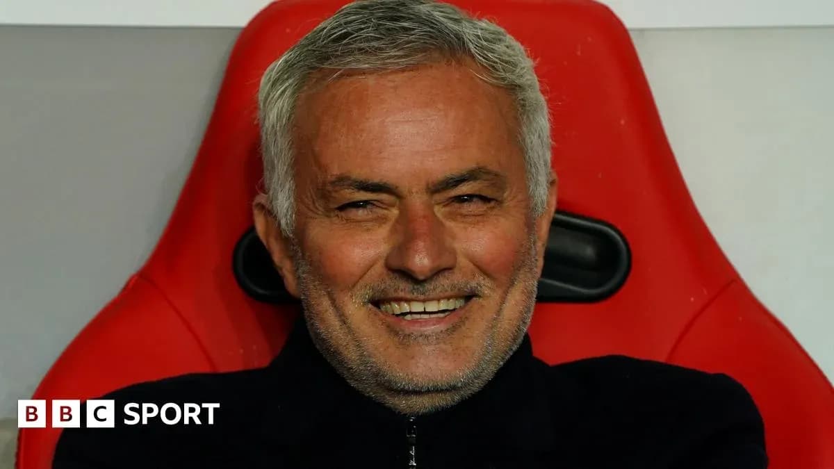 Entrenador sentado en banco de suplentes sonriendo Entrenador sentado en banco de suplentes sonriendo