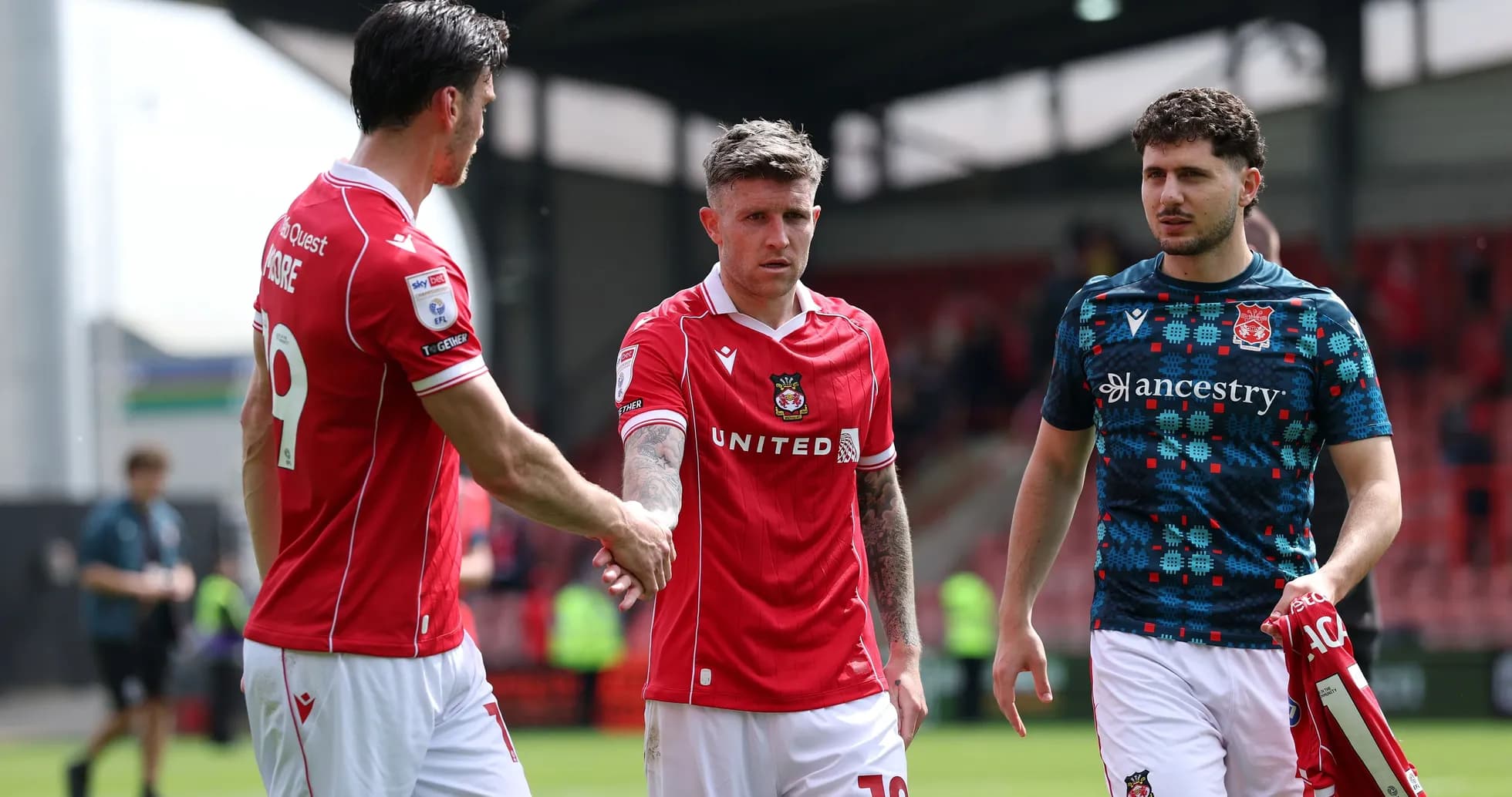 Jugadores de Wrexham saludando tras el partido Jugadores de Wrexham saludando tras el partido