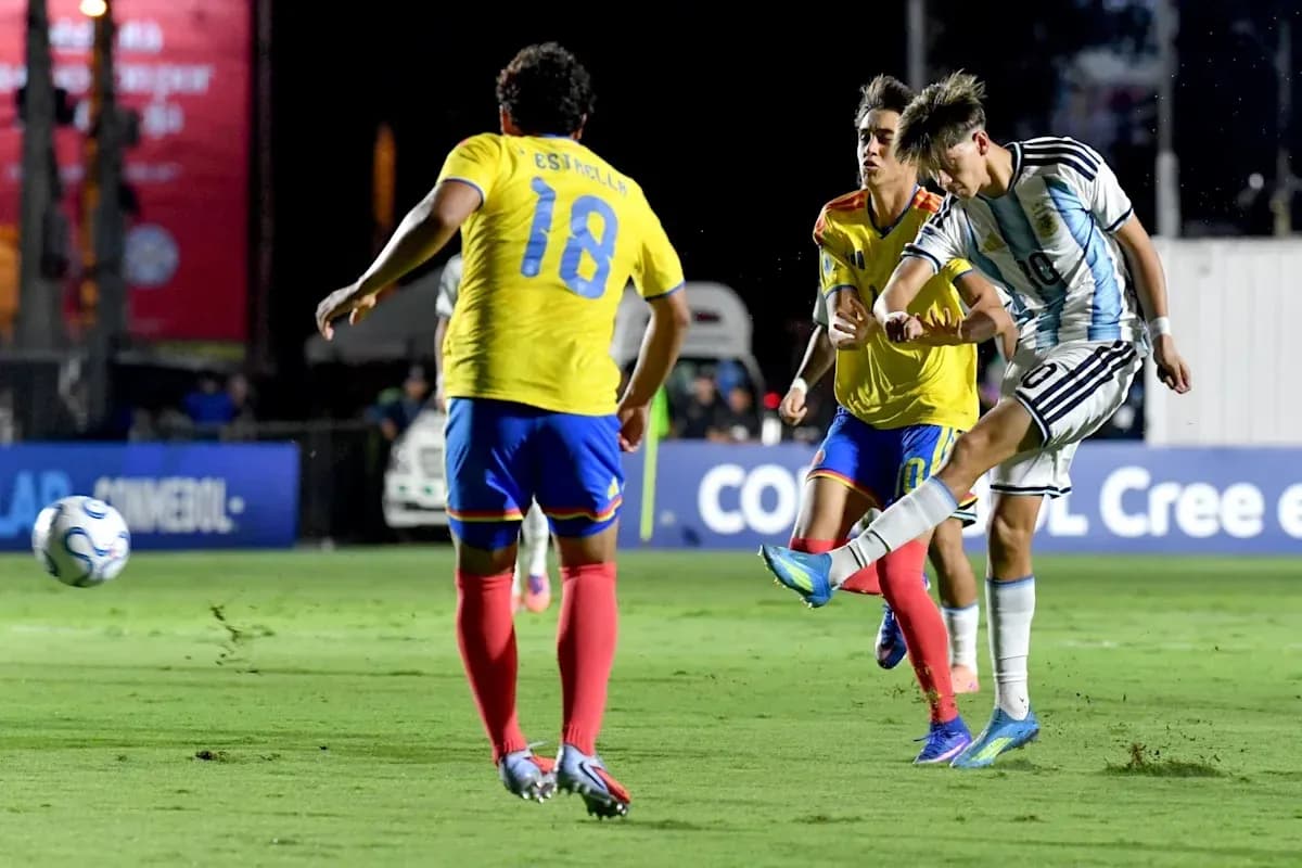 Jugador argentino disparando a puerta en partido Jugador argentino disparando a puerta en partido