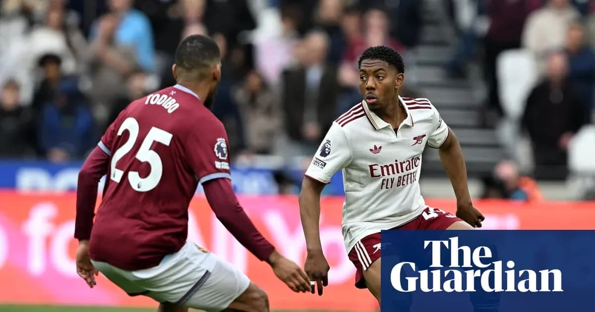 Jugador de Arsenal driblando a defensor de Aston Villa Jugador de Arsenal driblando a defensor de Aston Villa