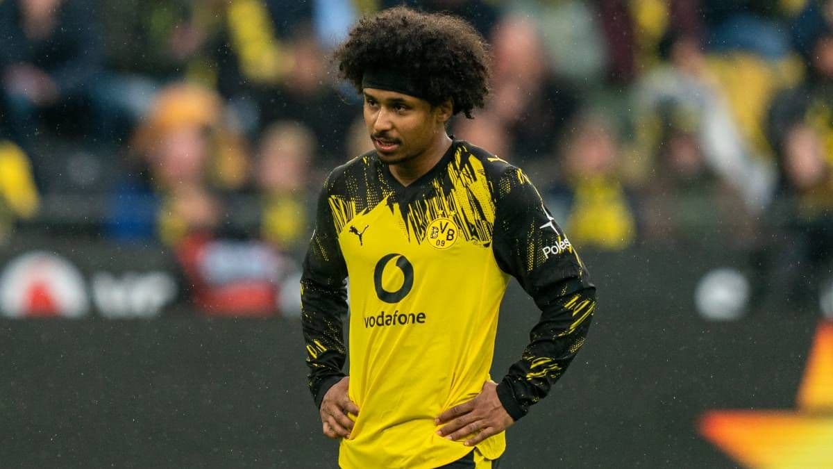 Jugador de Borussia Dortmund en el campo de juego Jugador de Borussia Dortmund en el campo de juego