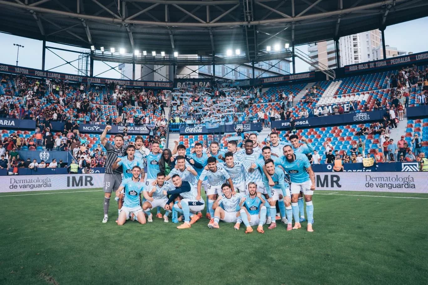 Equipo de Celta Vigo celebrando en el estadio Equipo de Celta Vigo celebrando en el estadio