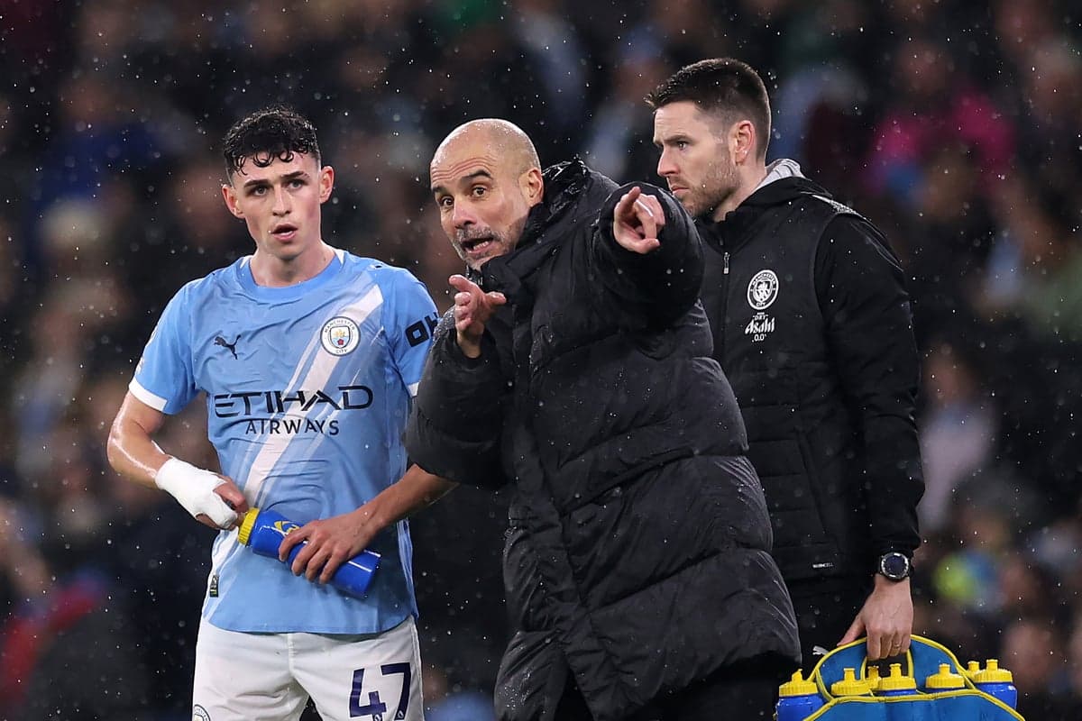 Pep Guardiola instruyendo a Phil Foden durante partido Pep Guardiola instruyendo a Phil Foden durante partido