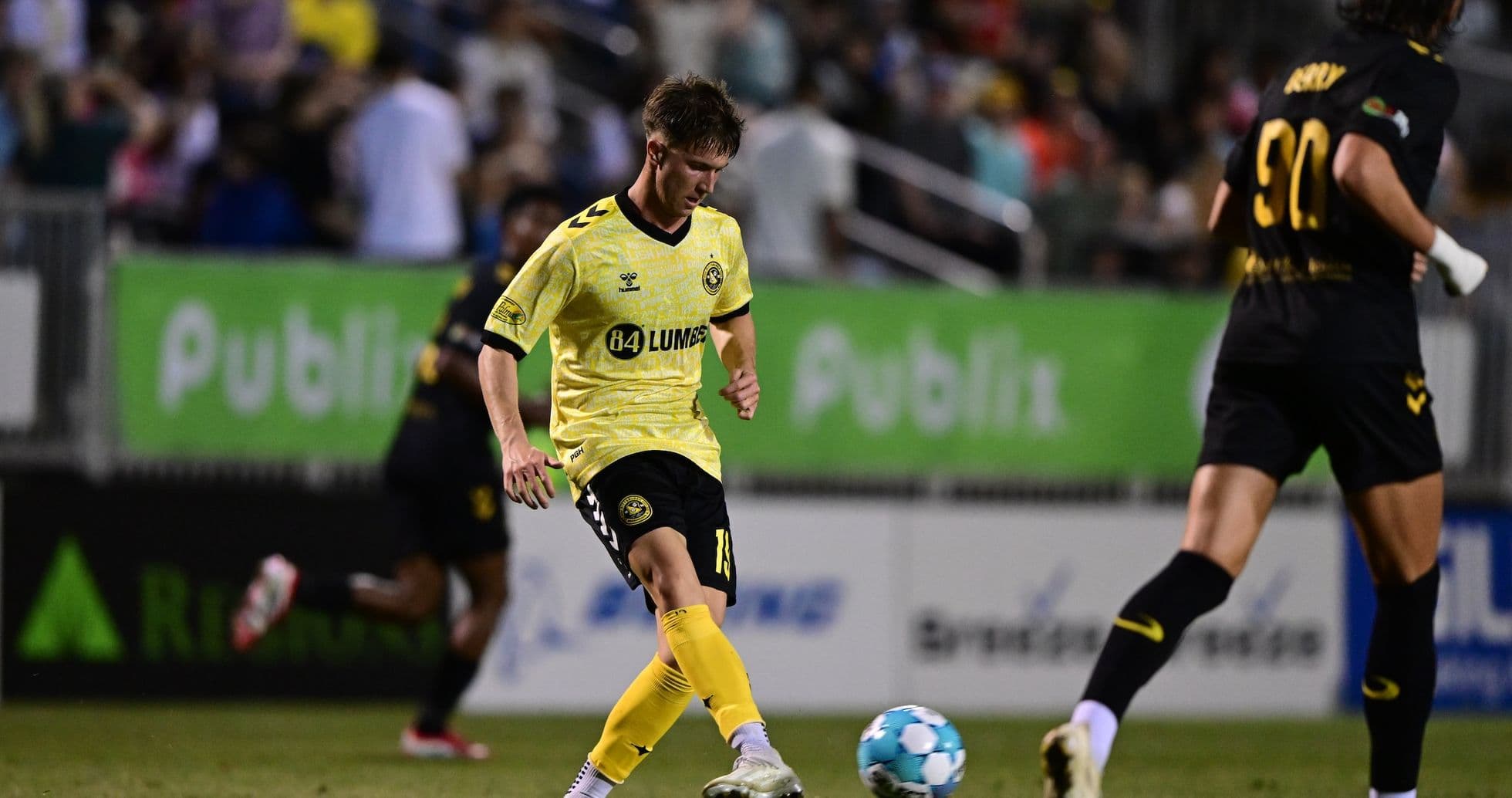 Jugador de Charleston Battery en acción Jugador de Charleston Battery en acción