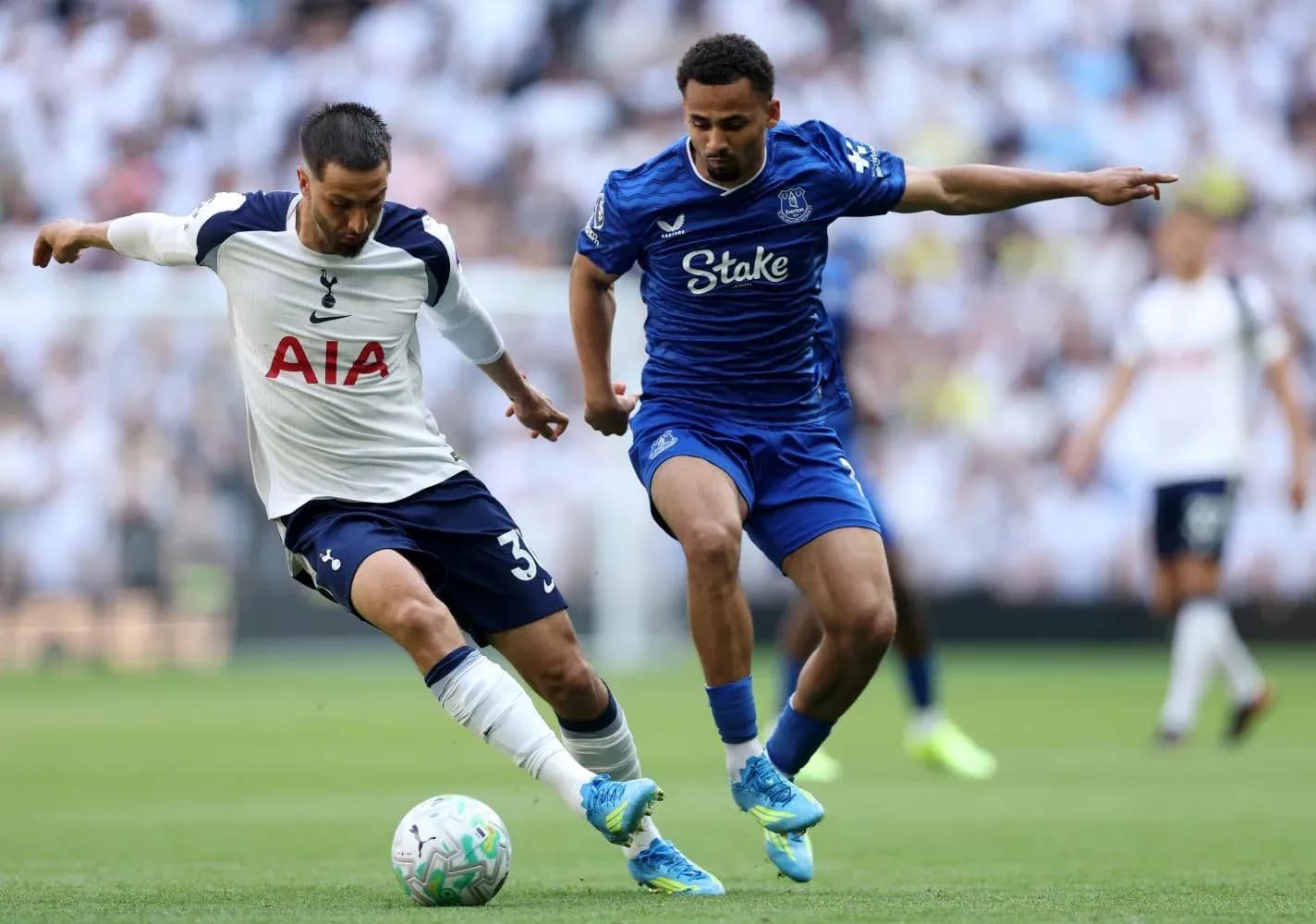 Jugador de Tottenham desafiando a jugador de Everton Jugador de Tottenham desafiando a jugador de Everton