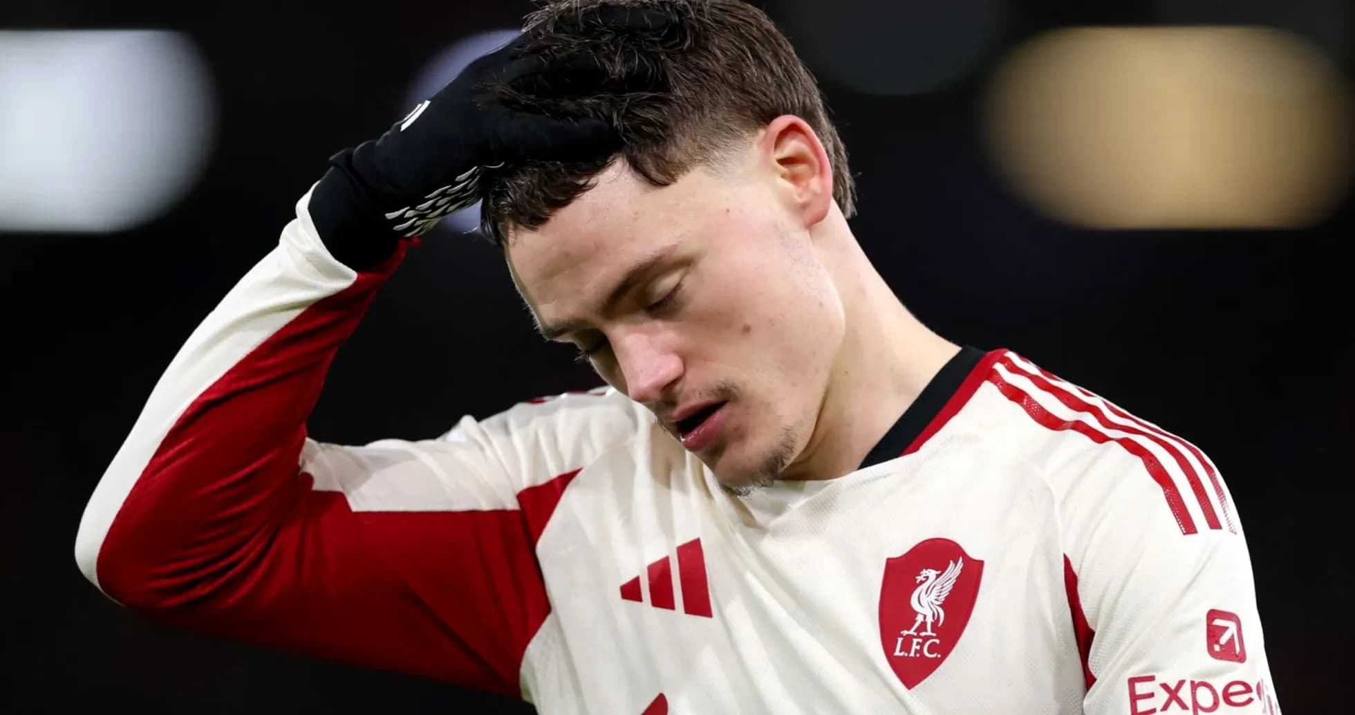 Jugador de Liverpool FC con la cabeza agachada Jugador de Liverpool FC con la cabeza agachada