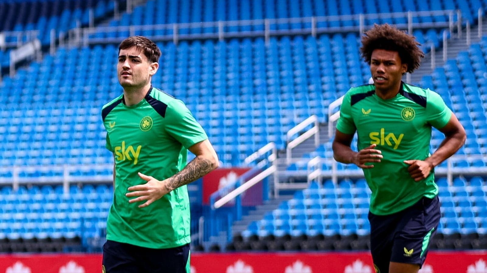 Dos jugadores entrenando en el campo de fútbol Dos jugadores entrenando en el campo de fútbol
