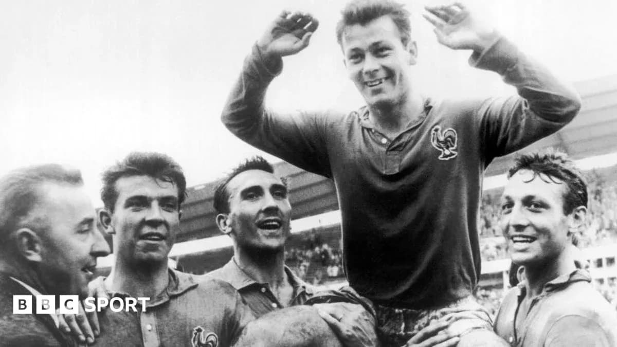 Jugadores celebrando una victoria, uno es alzado Jugadores celebrando una victoria, uno es alzado