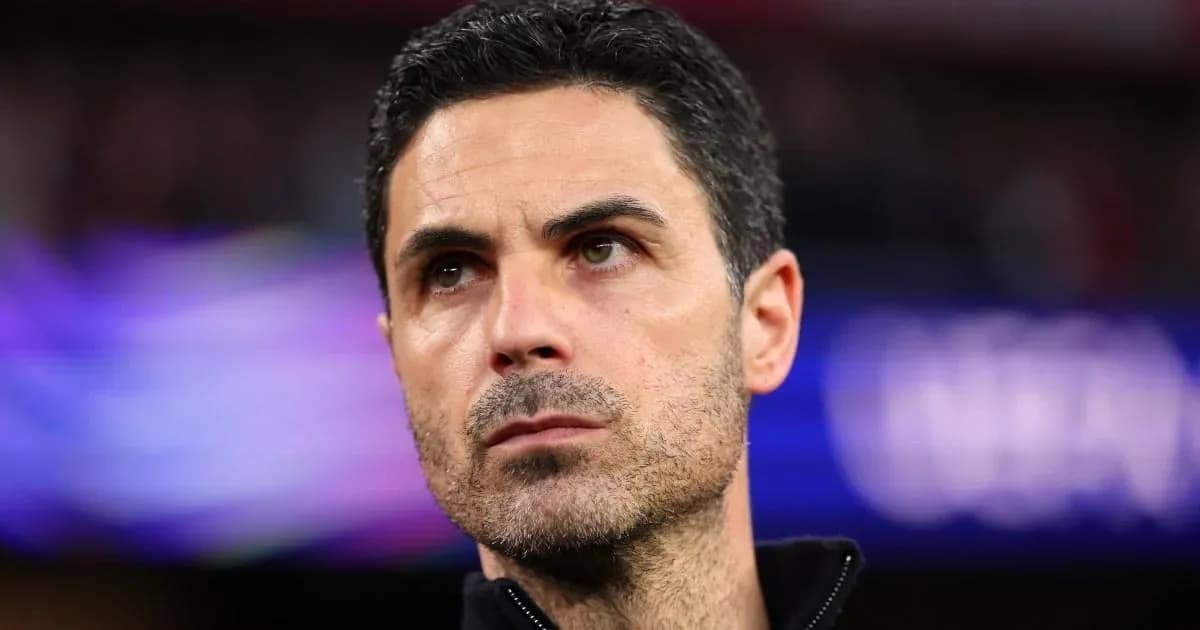 Entrenador observando el partido desde la línea Entrenador observando el partido desde la línea