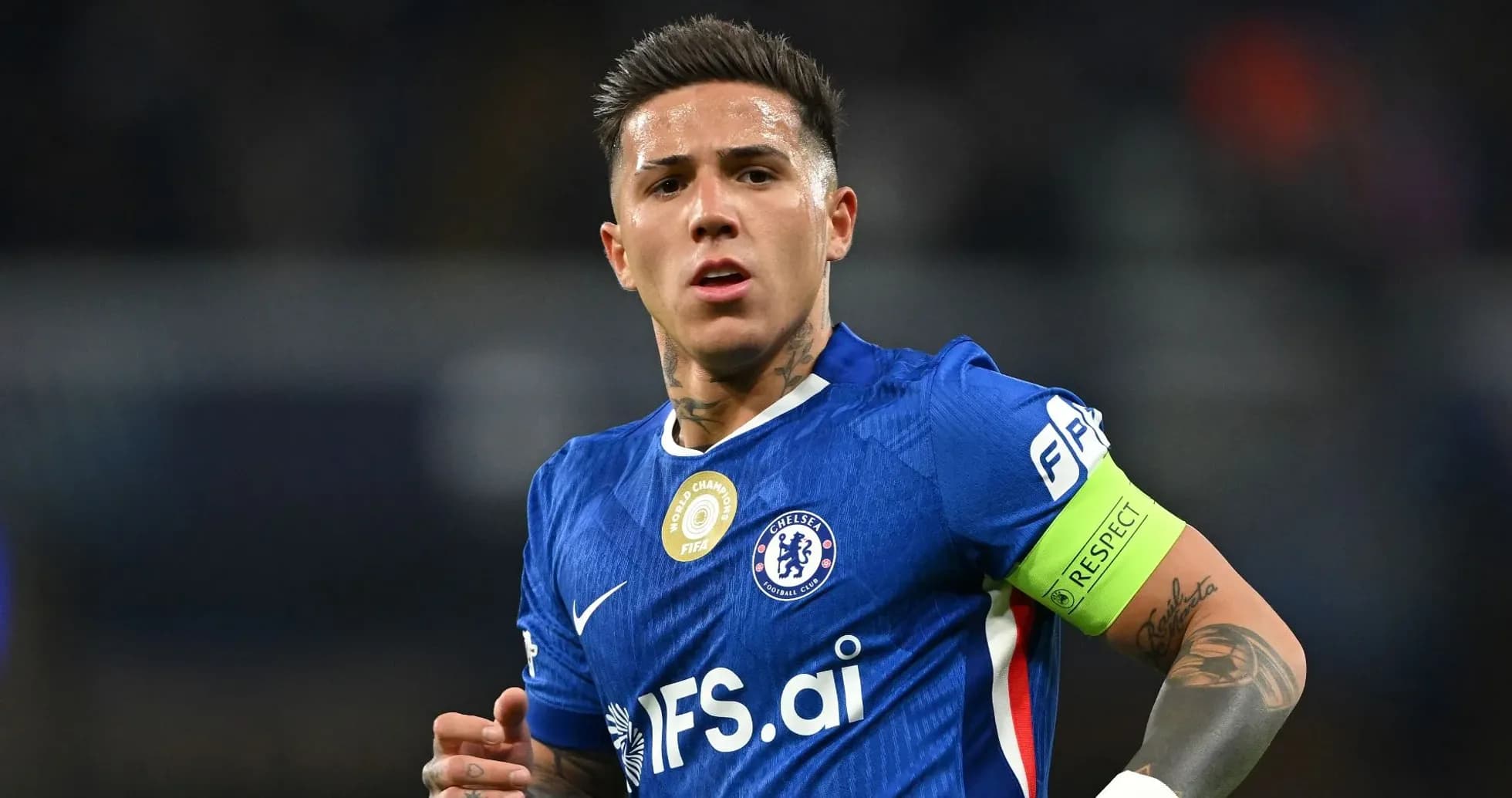 Jugador de Chelsea con cinta de capitán en acción Jugador de Chelsea con cinta de capitán en acción