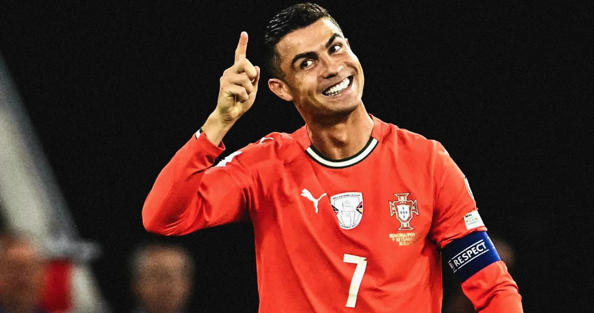Jugador de Portugal celebrando con la mano levantada Jugador de Portugal celebrando con la mano levantada